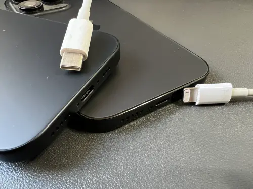 iPhone 15 PK 14 Pro。(圖/記者周淑萍攝) ▲iPhone 15 PK 14 Pro。(圖/記者周淑萍攝)