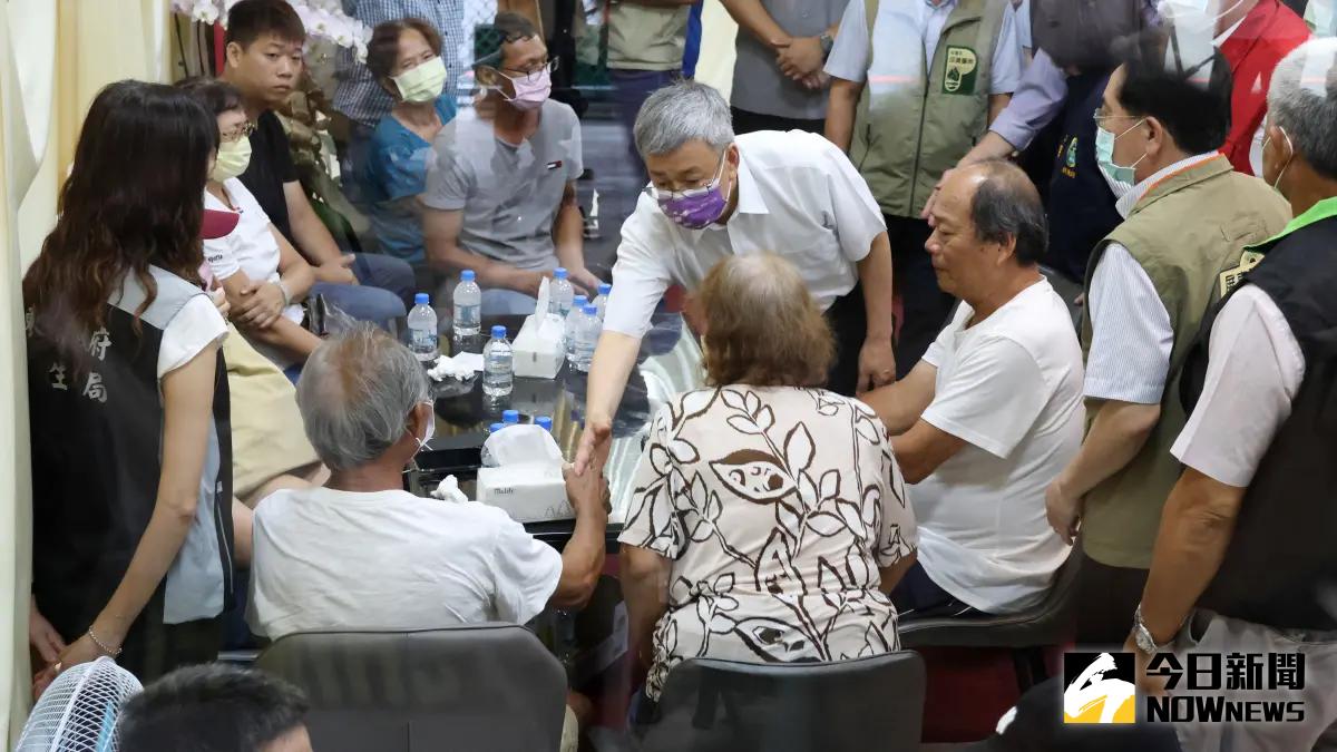 ▲屏東明揚工廠大火，行政院長陳建仁、屏東縣縣長周春米今（23）日去靈堂慰問、與家屬致意。（圖／記者葉志明攝，2023.09.23） 