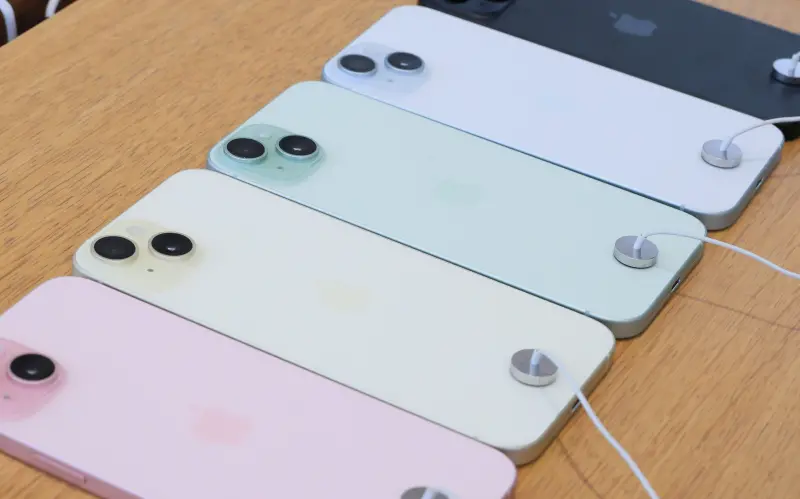 ▲外傳本月蘋果可能會替 iPhone 15 增添新顏色，藉此活絡一下iPhone 15熱度和買氣。（圖／ 記者鄭孟晃攝）