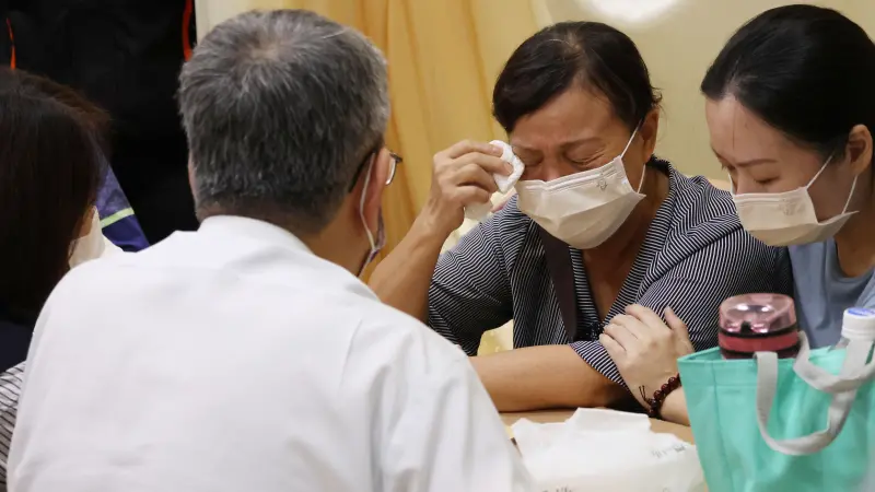 ▲殉職勇消鍾吉垣的家屬在與行政院長陳建仁面談時,一度一度痛哭失聲。(記者/葉志明攝)