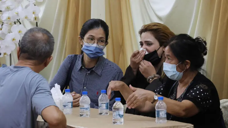 ▲行政院長陳建仁到靈堂慰問4名殉職勇消的家屬,場面哀戚。(記者/葉志明攝)