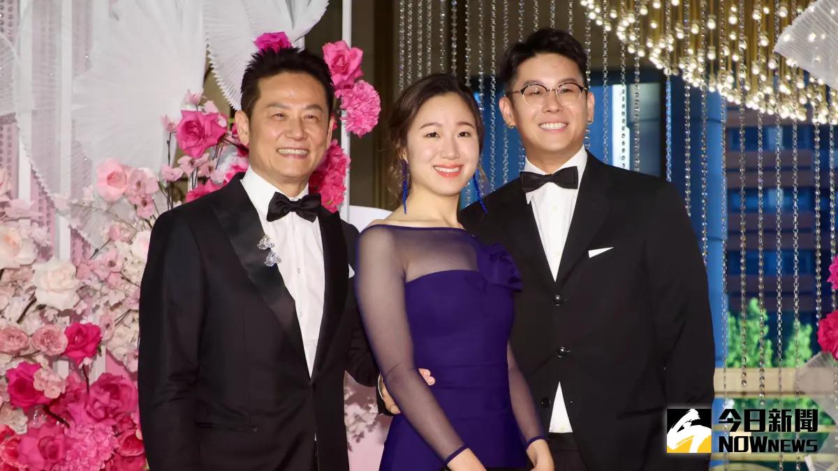 ▲徐乃麟（左）的學霸小兒子徐廷墉（右）與韓籍女友（中）求婚成功。徐乃麟的經紀人也證實，今年會回台灣舉辦婚禮。（圖／記者陳明中攝影）