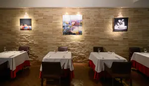 ▲渥達尼斯磨坊提供正統現代西班牙料理，餐廳也展示著與西班牙相關的藝術攝影作品。（圖／渥達尼斯磨坊提供）