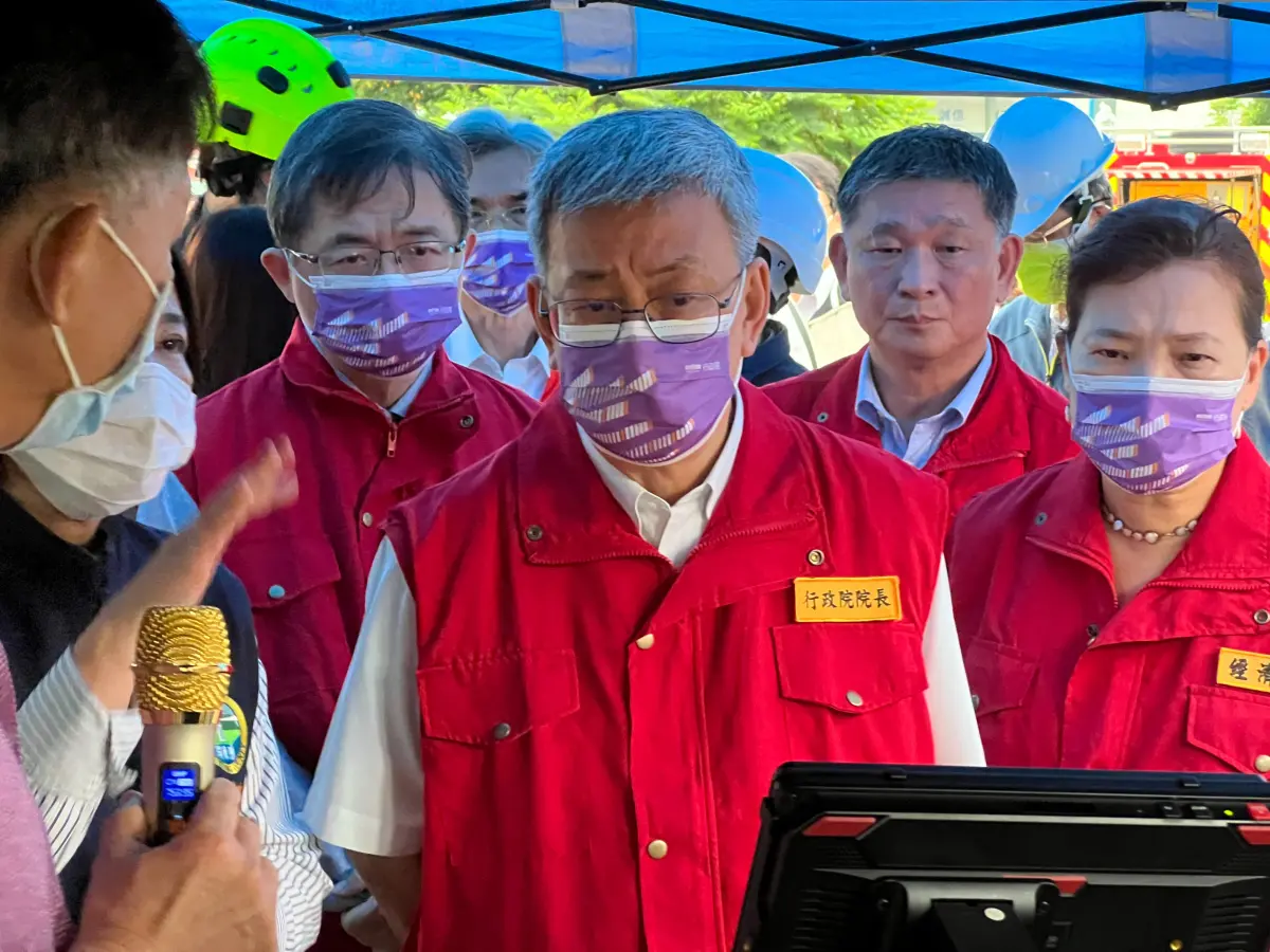 ▲ 行政院長陳建仁率領一級部會首長，前往屏東工廠爆炸火災現場聽取救災簡報（記者／陳建彰攝，2023.09.23）