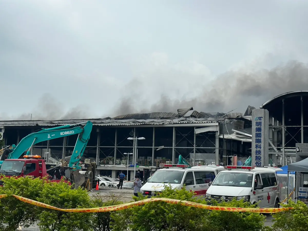 ▲ 現場怪手持續作業移除燒毀瓦礫，目前廠區前半部牆面已拆除完畢。（記者／陳建彰攝，2023.09.23）