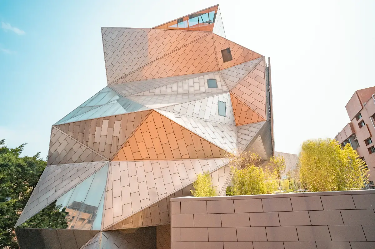 ▲台師大美術館即日起全面開放，同時開展3檔與校史與藝術典藏深刻相關的展覽，全館7層樓兼具展覽、文物修復、教學、研發等多項功能。（圖／台師大提供）