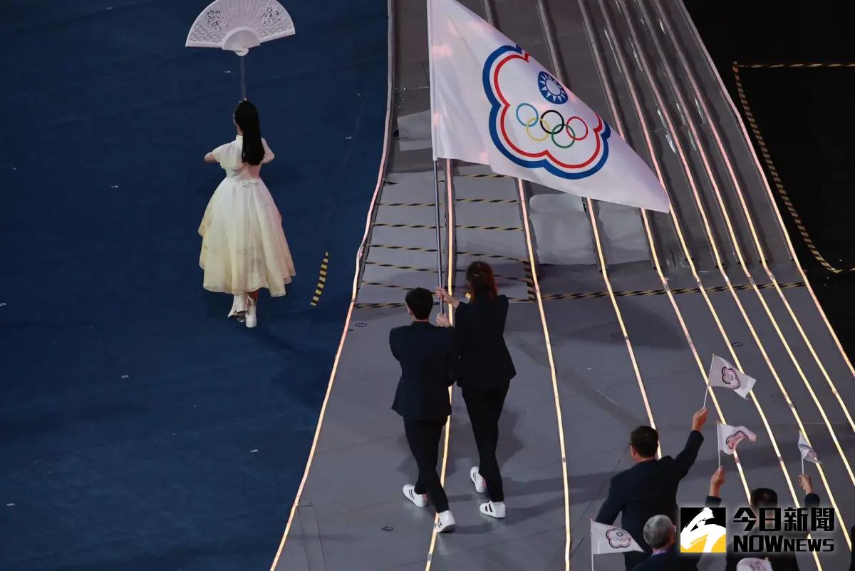 ▲中華代表團在杭州亞運開幕式中出場，現場司儀稱中華台北，兩位掌旗官羅嘉翎和王冠閎吸睛。（圖／特派記者葉政勳攝）