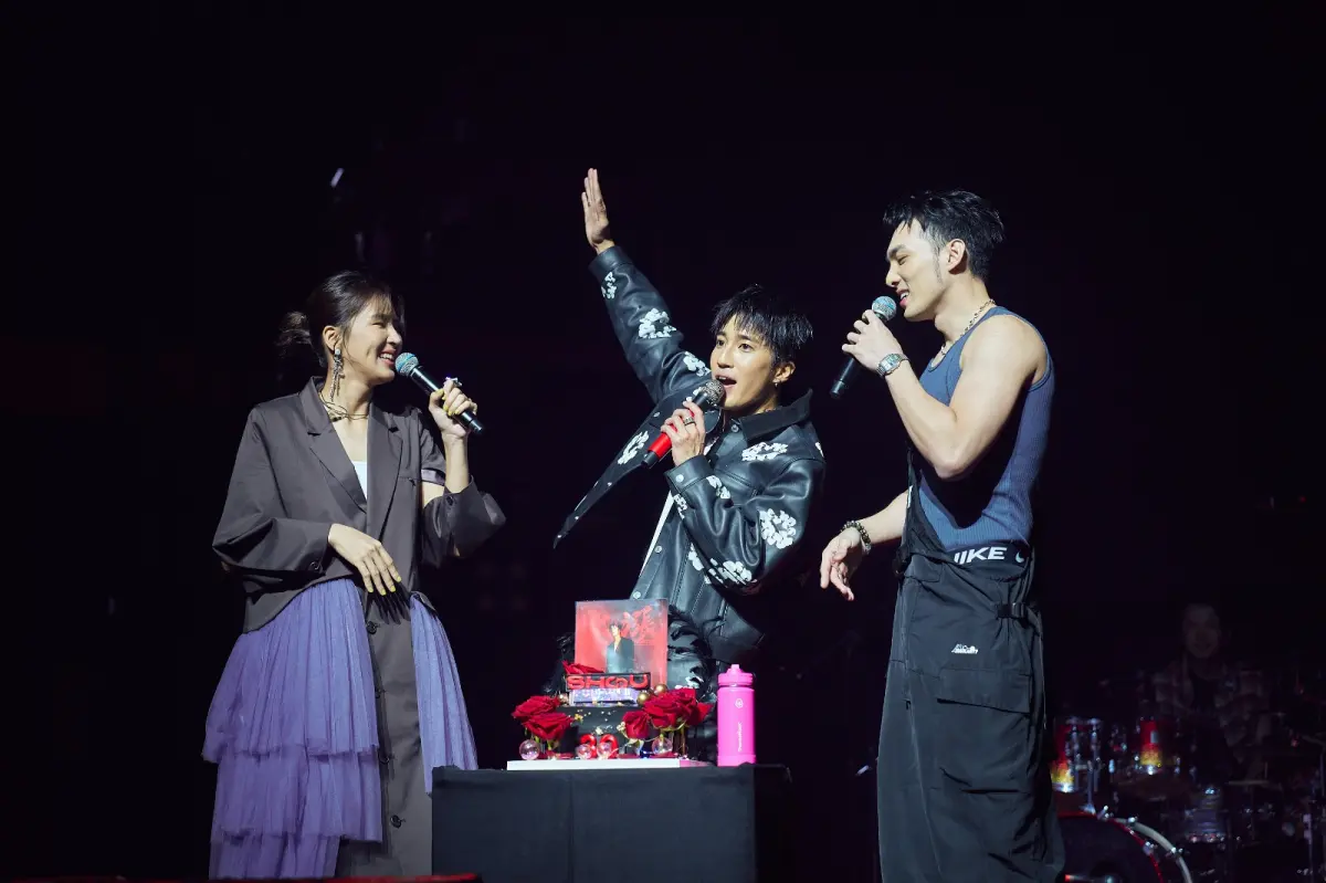 ▲婁峻碩（中）舉行「上漲」演唱會，黃偉晉（右）、曾沛慈驚喜為婁峻碩慶生。（圖／KKLIVE提供）