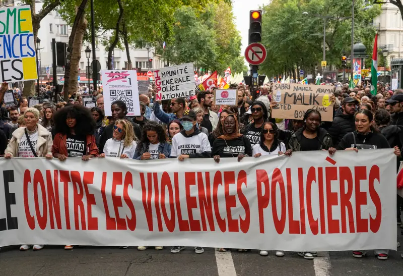 ▲今年6月27日，1名員警於在巴黎近郊進行路邊攔檢時，近距離射殺1名17歲非裔青少年，這起事件引發巴黎和法國多個城市的騷亂，並延續了超過1週的時間。示威民眾今天再度走上街頭，是為響應「不屈法國」（LFI）等激進左翼黨派的號召。（圖／美聯社／達志影像）