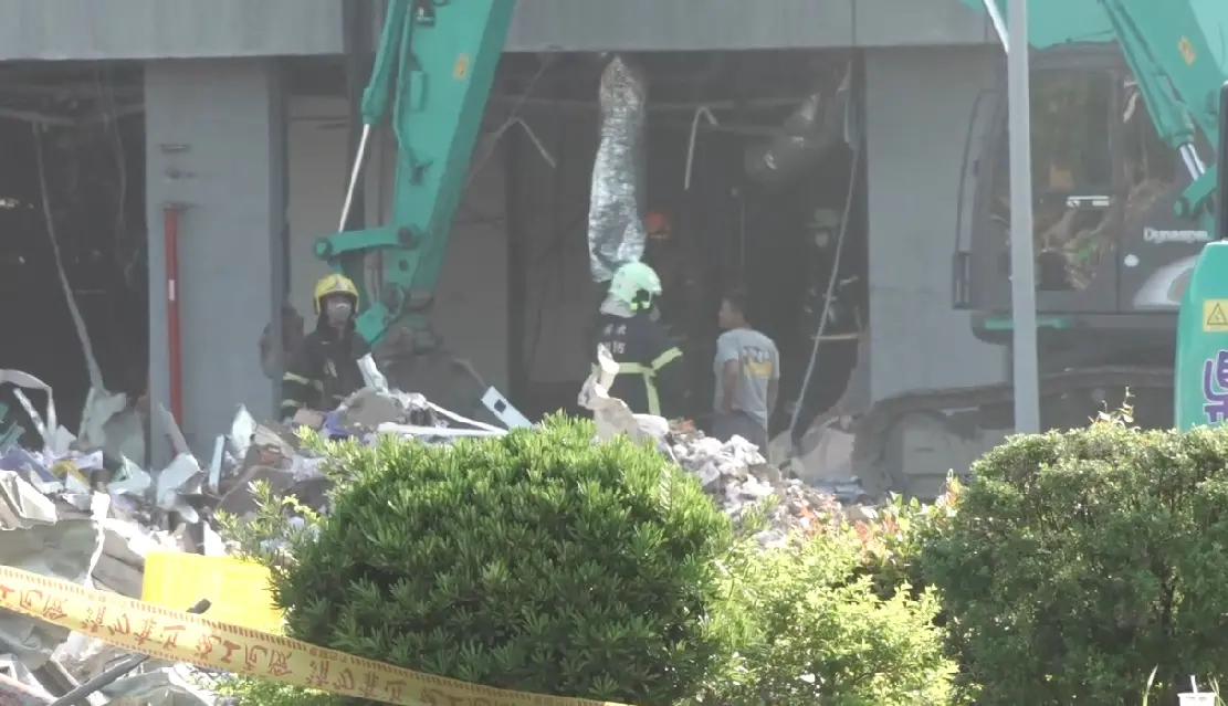 ▲屏東科技園區明揚科技國際公司，工廠發生爆炸起火，大火共持續燃燒28小時，於23日晚間才撲滅火勢，24日清晨6時許，於建築2樓處發現2具遺體。（圖／NOWnews今日新聞）　