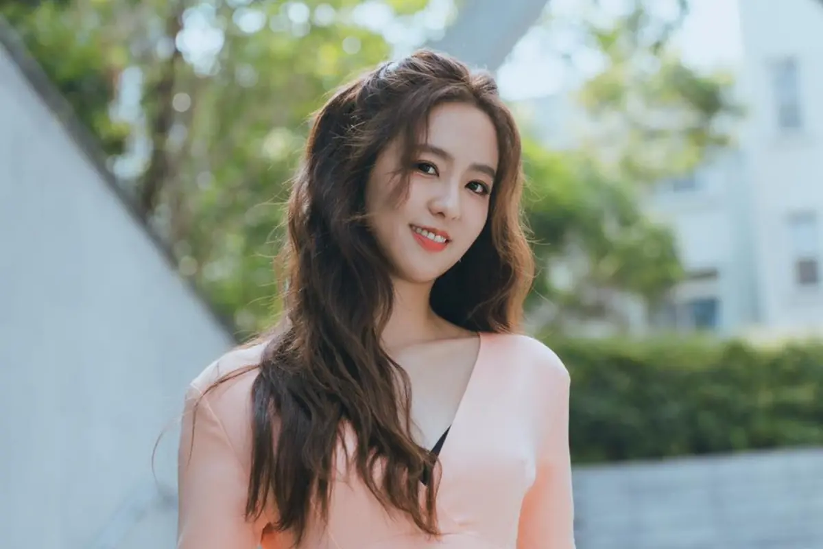 ▲「內衣女神」周曉涵現身捷運車廂，周遭民眾竟沒人認出，讓粉絲感到不可思議。（圖／周曉涵臉書）