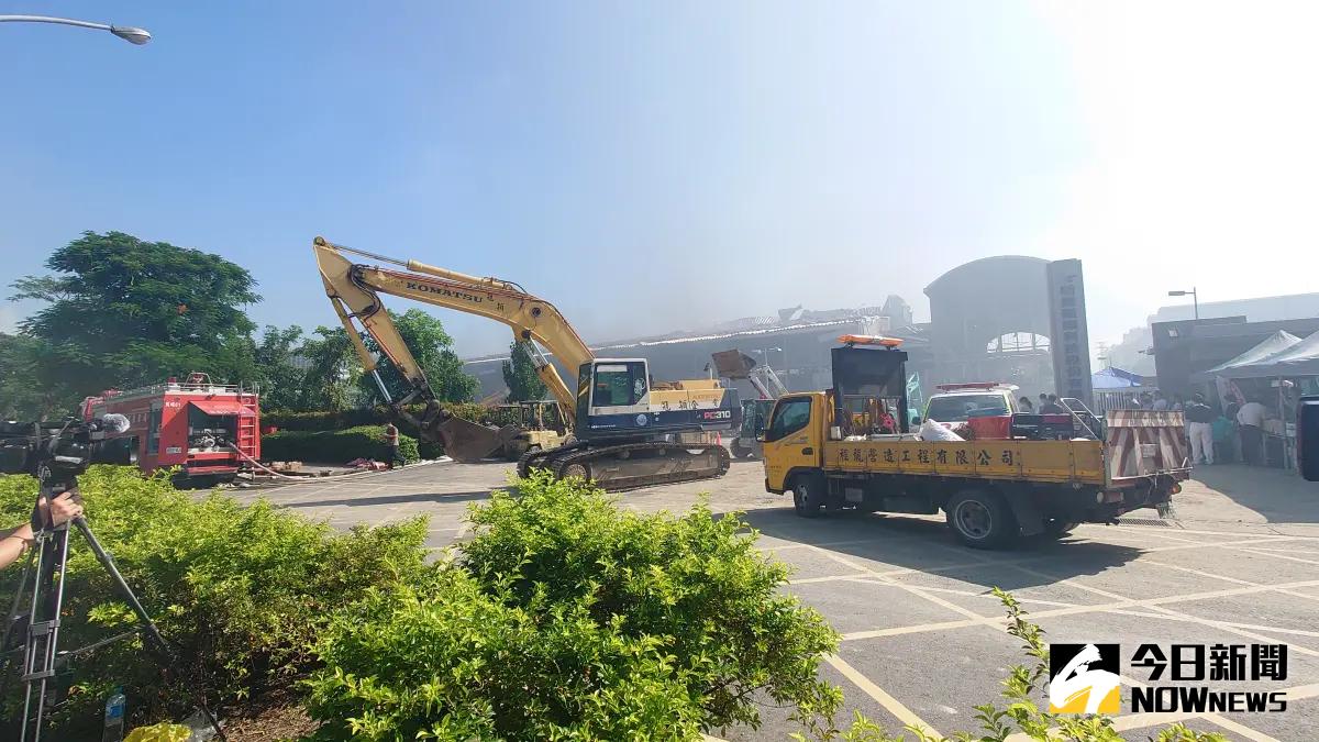 ▲屏東明揚大火廠房今（24）日仍煙霧瀰漫。（圖／記者鄭婷襄攝，2023.09.24）