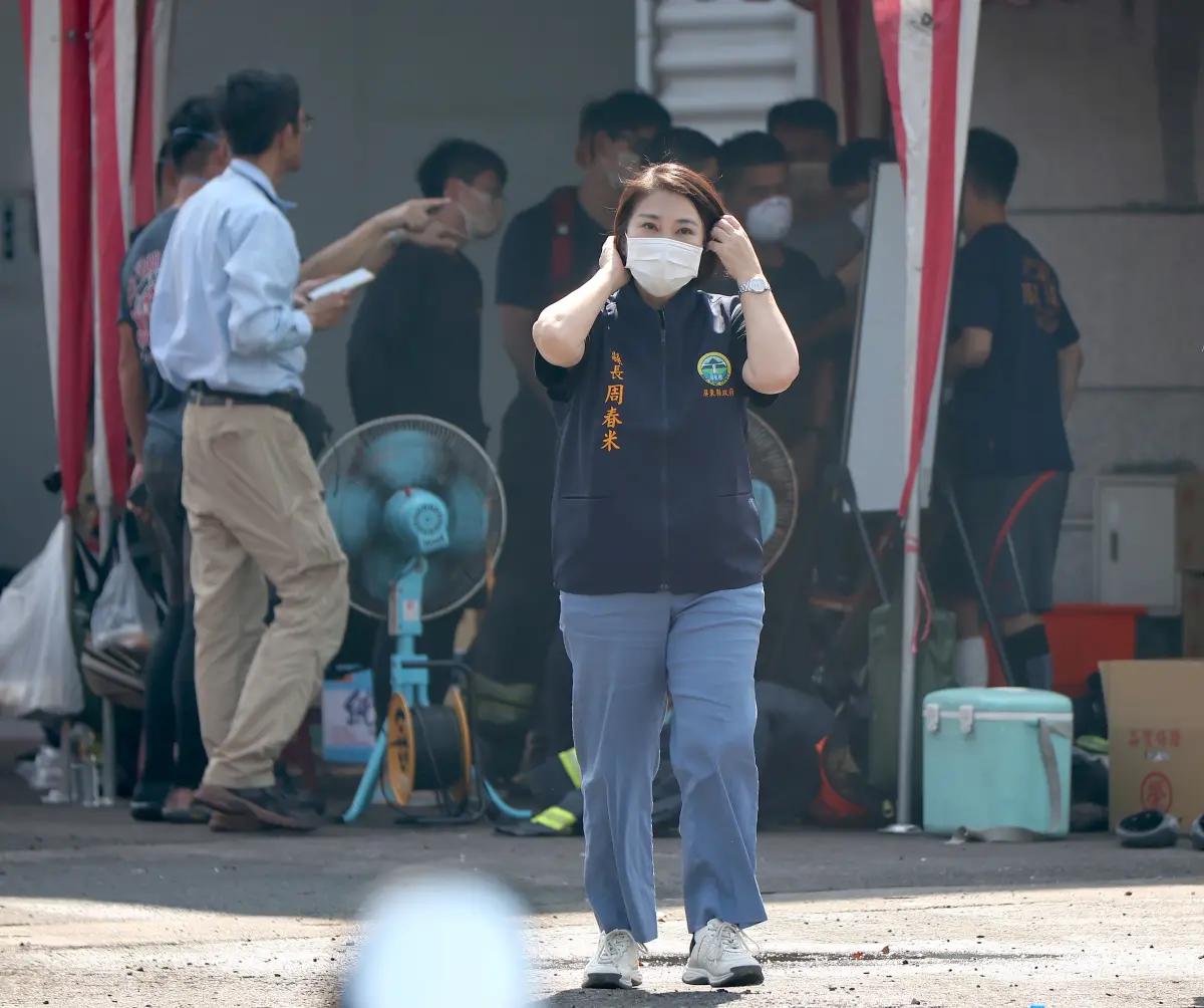 ▲屏東明揚大火釀9死，屏東縣長周春米到現場慰問。（圖／記者陳明中攝，2023.09.24）