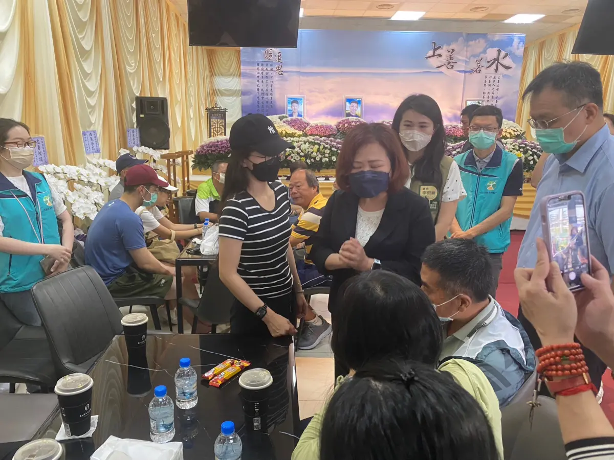 ▲勞動部長許銘春今日現身靈堂向罹難勇消致意並慰問家屬。（圖／記者陳威叡攝，2023.09.24）