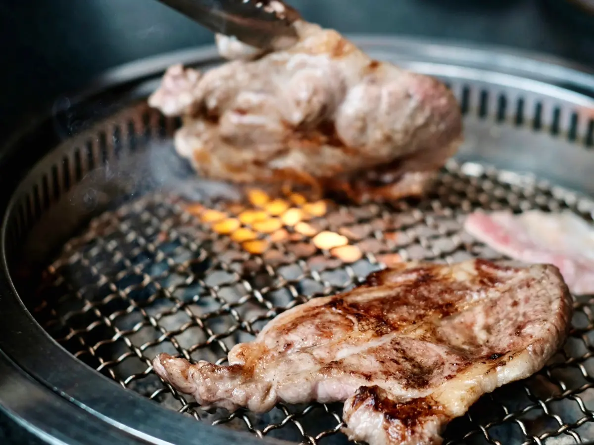 ▲「豆府飲食集團」加工廠經食藥署查核，存放過期的食材原料。（示意圖／記者葉盛耀攝）