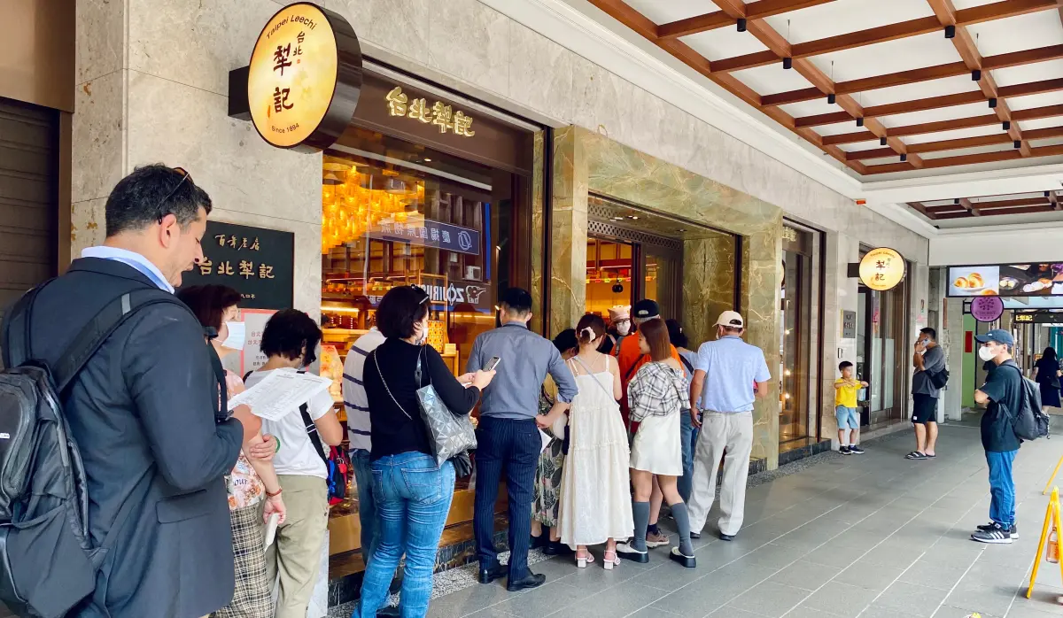 ▲中秋節搶月餅、蛋黃酥！直擊松江南京商圈、長安東路二段的「台北犁記」，現場排隊人潮已破百，專業動線曝光，店員親口認證「每晚8點多」關門前時段能最快買到。（圖／記者蕭涵云攝）