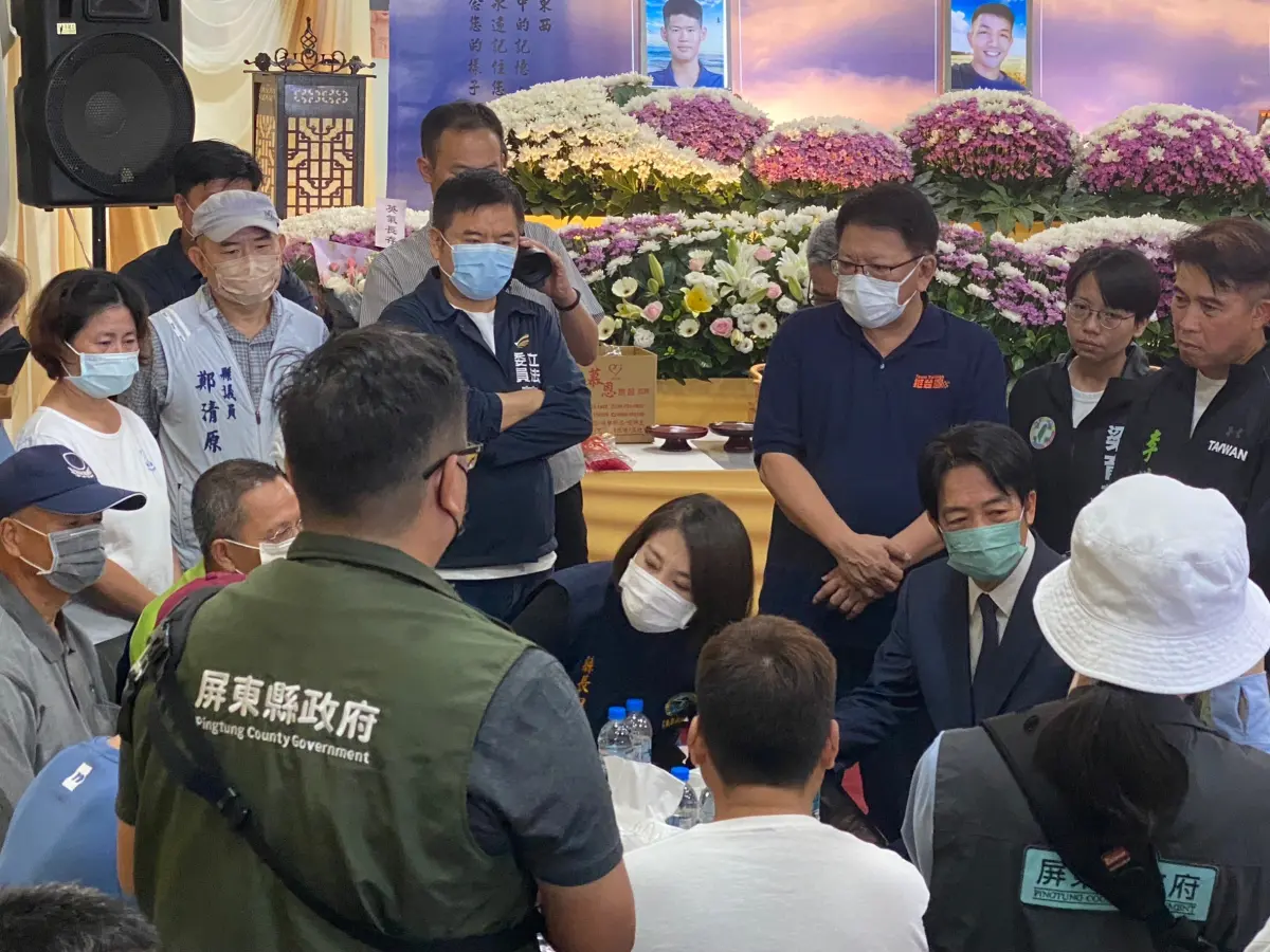 ▲賴清德今日在縣長周春米、立委莊瑞雄與前縣長潘孟安陪同下，前往靈堂向勇消致意並慰問家屬。（圖／記者陳威叡攝，2023.09.24）