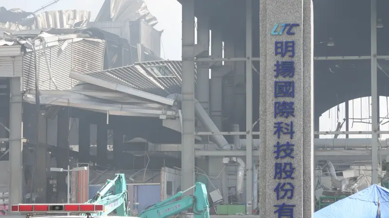 ▲屏東明揚工廠大火事件延燒，許多專家和民眾還疑高爾夫球生產線的「可燃性物質」、「環己烷」等可能會是或是延燒許久的起因。（圖／記者陳明中攝）