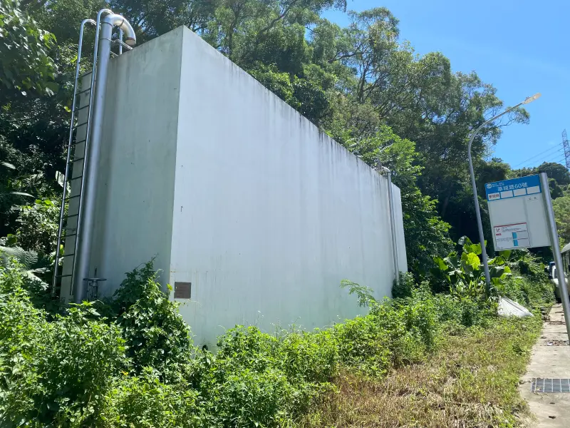 ▲碧澄三期非屬自來水直接供水區,得由建商施作加壓受水池(圖)等設備,在再將自來水送進社區住戶家中。(圖/記者徐銘穗攝,2023.09.22)