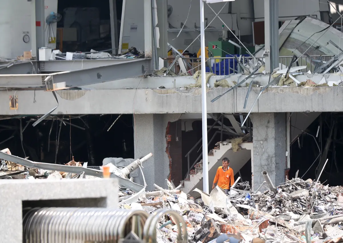 ▲屏東明揚工廠大火引發爆炸，慘釀上百人傷亡，其中4名英勇的消防員不幸殉職，帶隊的消防局屏二分隊小隊長陳文川因此十分自責，清醒後痛哭「整個小隊只有我活下來」；屏東基督教醫院評估後，認為陳文川需平復災後壓力創傷症候群，即日起暫停病房會客、探視。（圖／陳明中攝，2023.09.24）