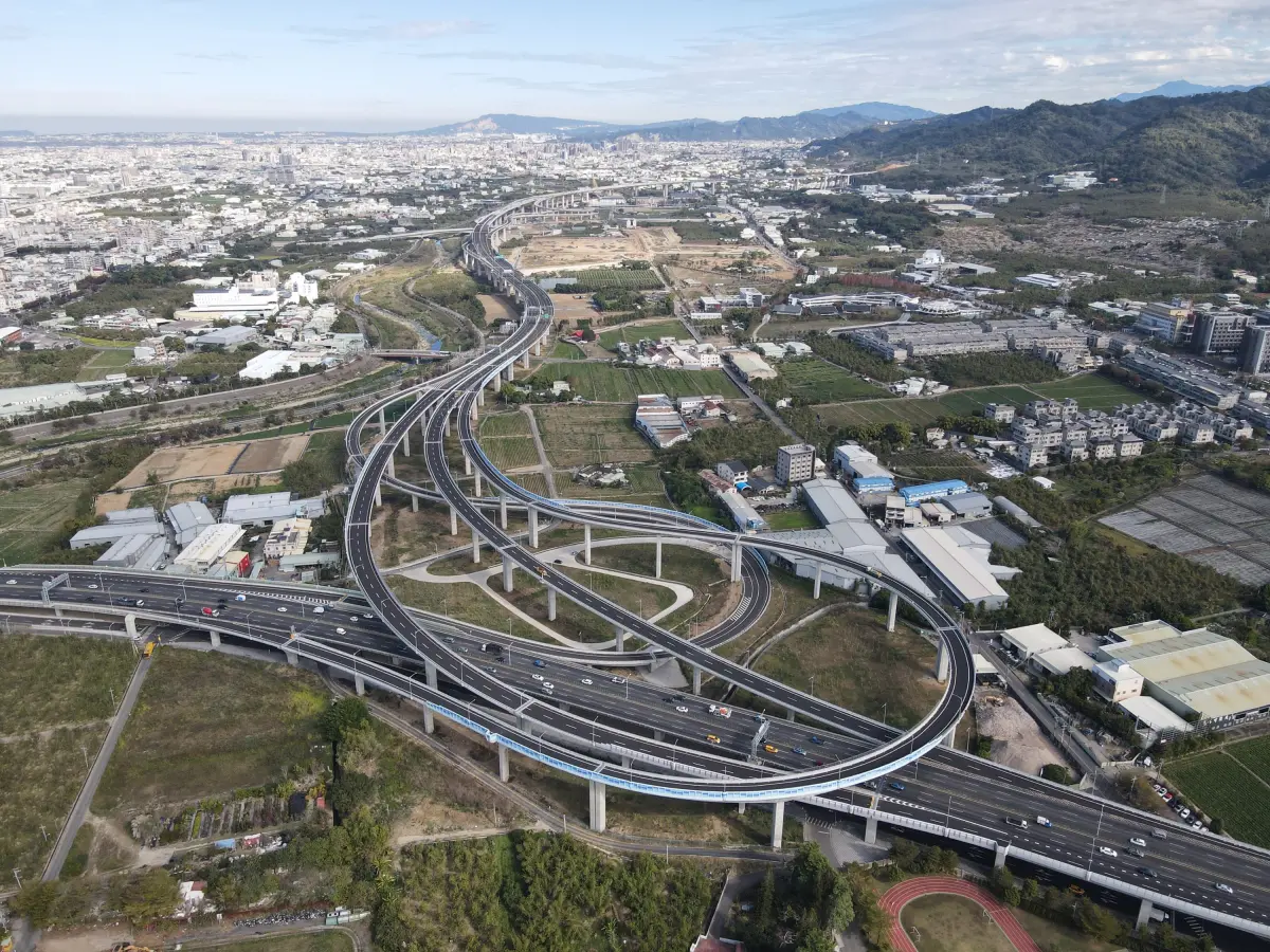▲今年通車的國道4號豐潭段，銜接省道台74線高架道路，可以紓解國1中部最塞路段豐原至大雅的車潮。（圖／台中市政府提供，2023.09.24）