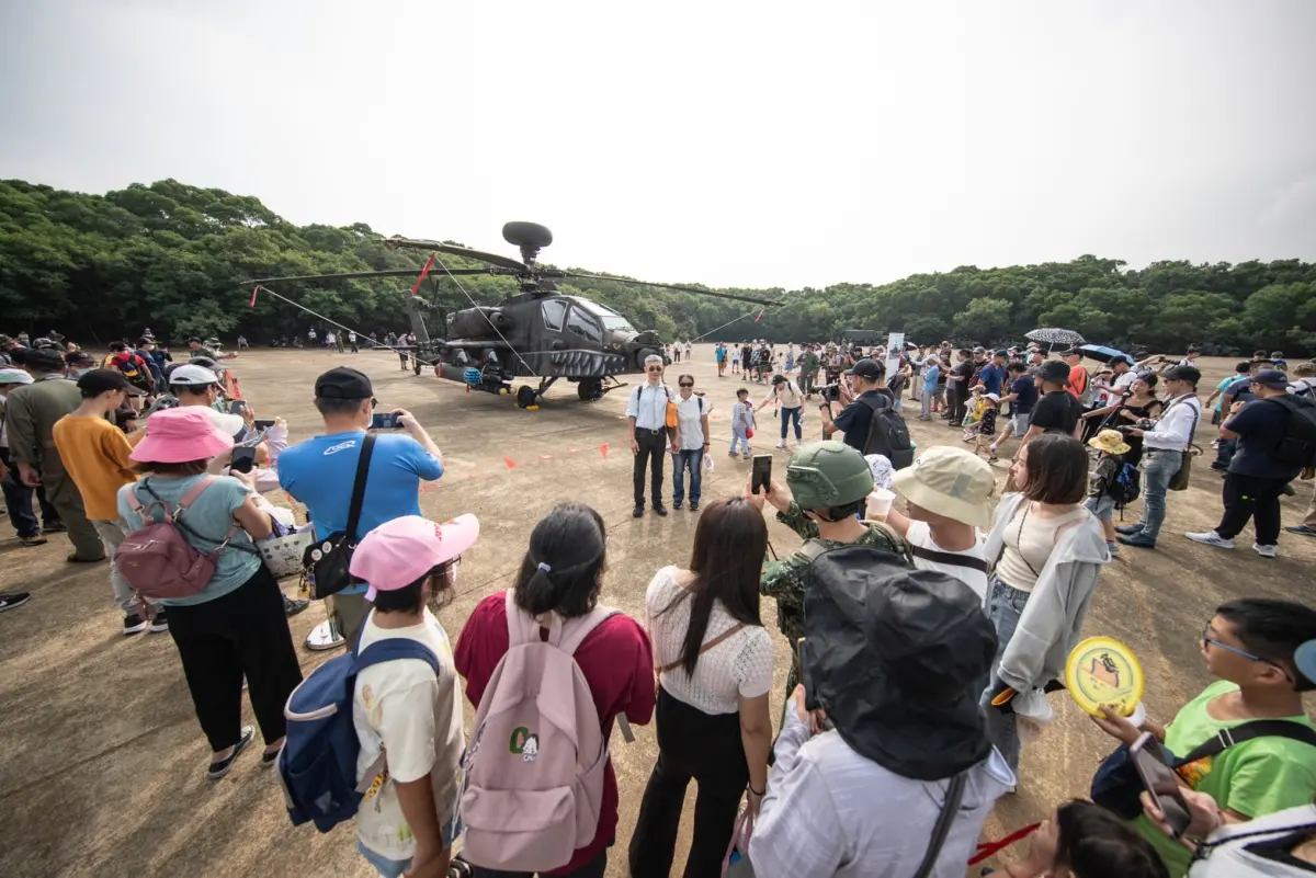 ▲新竹湖口營區開放，民眾搶看「虎斑鯊魚嘴」阿帕契攻擊直昇機。（圖／陸軍司令部提供）