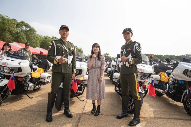 ▲新竹湖口營區開放,民眾與憲兵快反連「印第安挑戰者」重機合影。(圖/陸軍司令部提供)