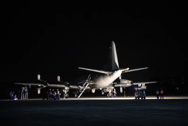 ▲國防部披露空軍P-3C反潛巡邏機官兵於夜間整備,並執行戰備的作業狀況。(圖/國防部提供)