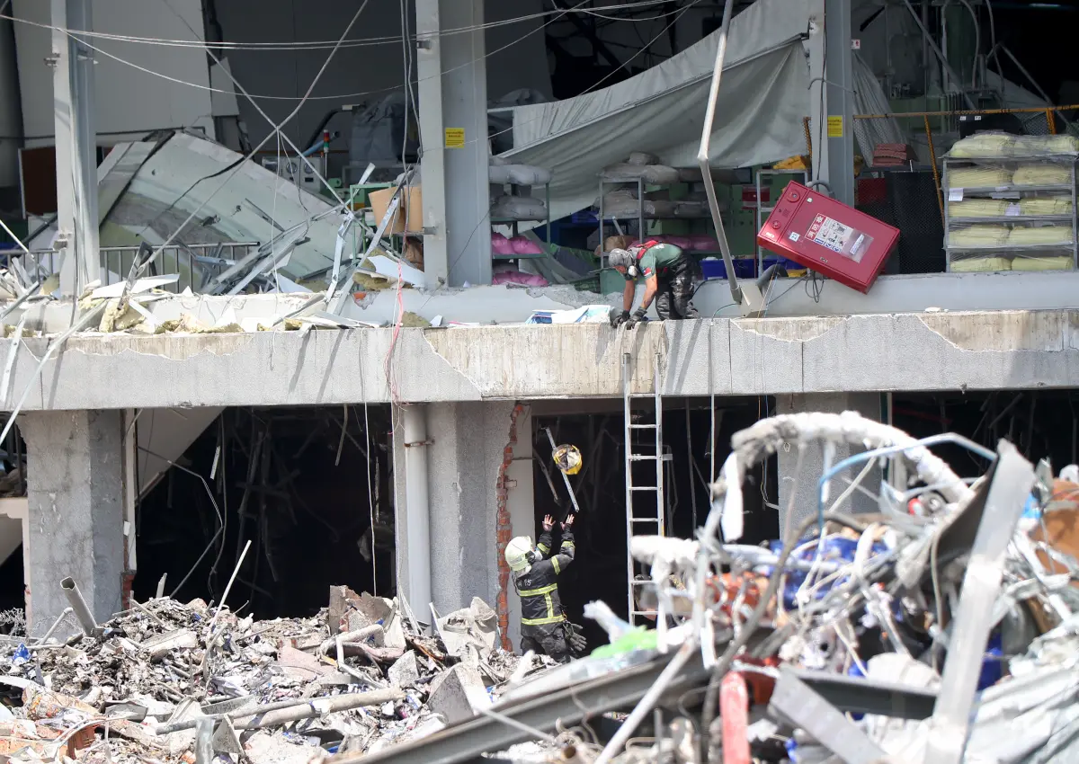 ▲ 屏東加工出口區高爾夫球代理廠「明揚國際」22日爆炸起火，公司高層於今（24）日下午召開重大訊息記者會，會中針對被員工踢爆工作環境惡劣一事進行回應。（圖／記者陳明中攝，2023.09.24）