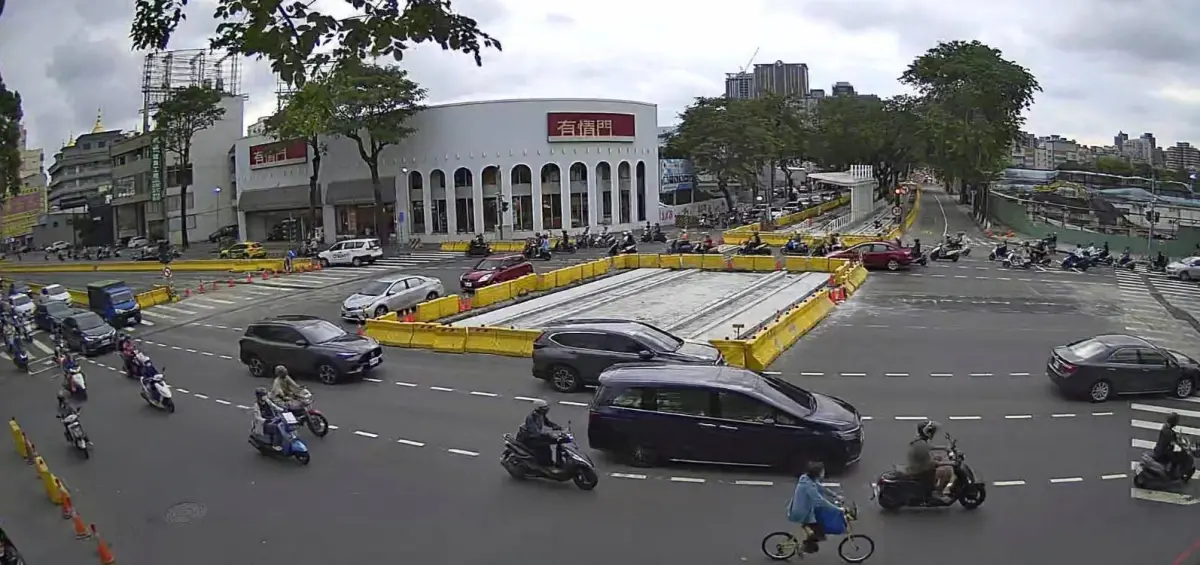 ▲高雄輕軌大順路與民族路口，自9月25日起至10月31日將進行第三階段交維施工。（圖／高市府捷運局提供）