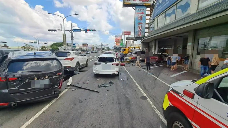 ▲台南永康稍早發生連環車禍。（圖／翻攝畫面）