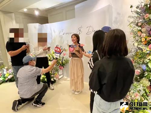 郭書瑤「有禮貌穿搭」出席簡廷芮婚禮 暴走說出:我跟誰都可以睡