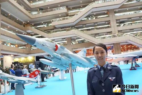 ▲空軍第二聯隊蔣青樺少校為國軍首位幻象2000戰機女飛官。(圖/記者呂炯昌攝) ▲空軍第二聯隊蔣青樺少校為國軍首位幻象2000戰機女飛官。(資料照/記者呂炯昌攝)