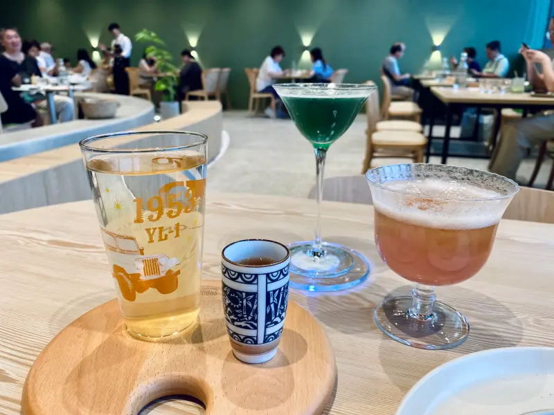 ▲晚上將變身為餐酒館的「TOK盡興食光」,酒水選擇也很有思想。(圖/記者蕭涵云攝)