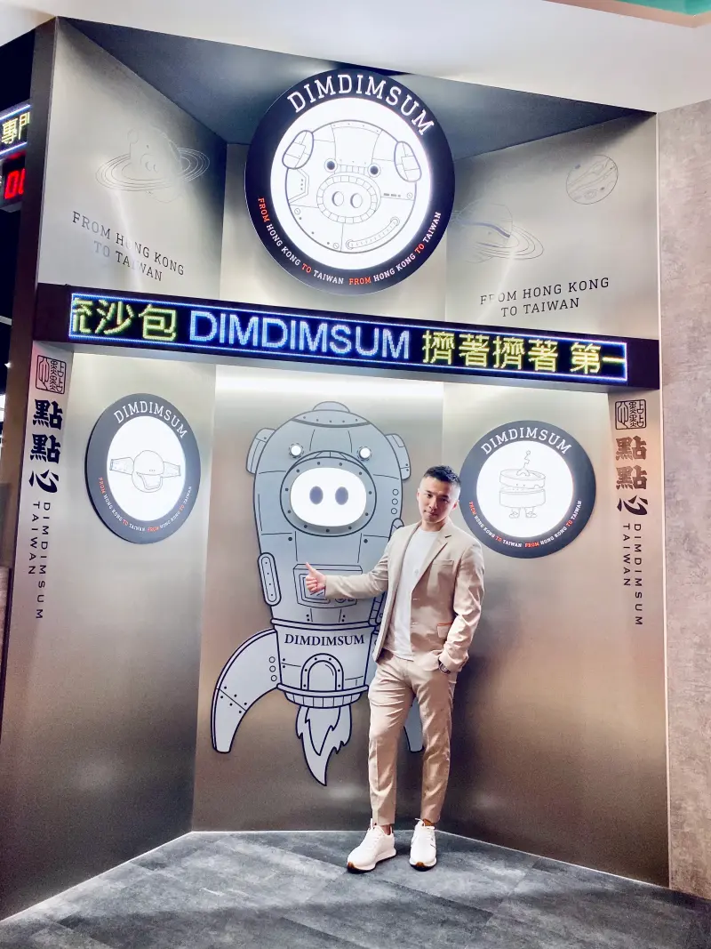 ▲阿緯開啟港點宇宙,示範全新「步入式打卡區」,新亮相「豬仔號火箭砲」。(圖/記者蕭涵云攝)