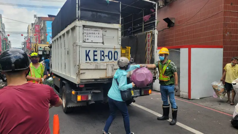 ▲中秋節連假3天，台中市於中秋節當天暫停沿街收垃圾，改採「定時定點」收運。（圖/中市環保局提供）