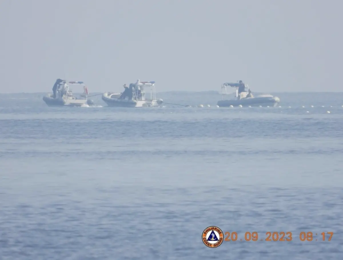 ▲菲律賓指控中國海警在南海爭議海域設置「浮動屏障」，阻撓菲律賓漁船捕魚。(圖／翻攝自X)