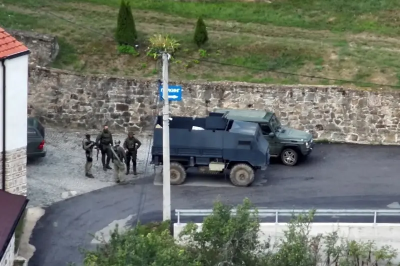 ▲數十名武裝分子24日襲擊科索沃北部一處村莊，並闖入修道院與警方長時間對峙。（圖／美聯社／達志影像）