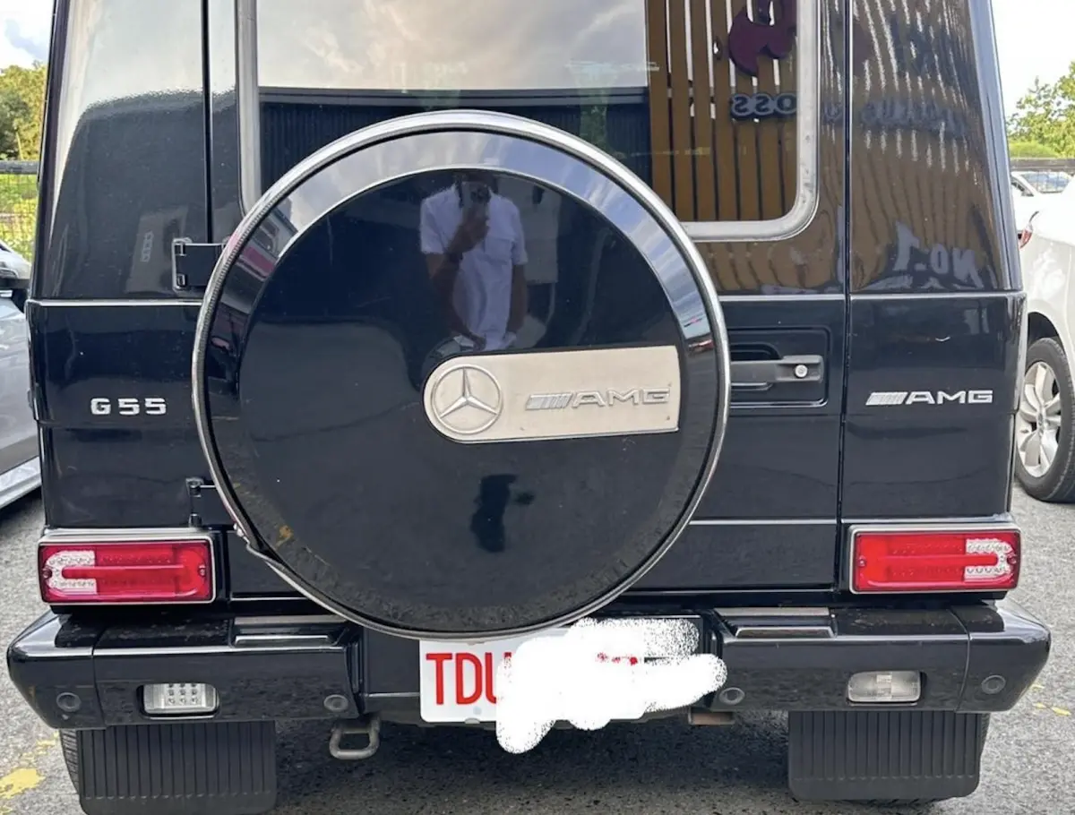 ▲有網友見到黑色賓士G55掛上多元計程車營業用車牌，對此舉感到相當好奇，不少內行人指出，該車主目的可能是為了「避稅」。（圖／翻攝自爆廢公社）