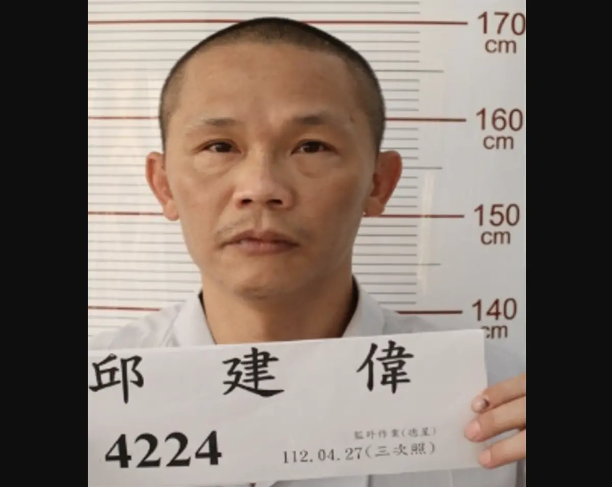 ▲嘉義看守所受刑人邱建偉先前因涉及搶奪、竊盜案件，遭判刑2年8個月，目前服刑一年多，他日前返家探親，原訂於24日下午3時收假返監，但卻逾期未歸，刑事局昨天深夜在官網發布「重要緊急查緝專案」，公布邱建偉的照片，通令全國警方協助緝捕。（圖／翻攝刑事局官網）
