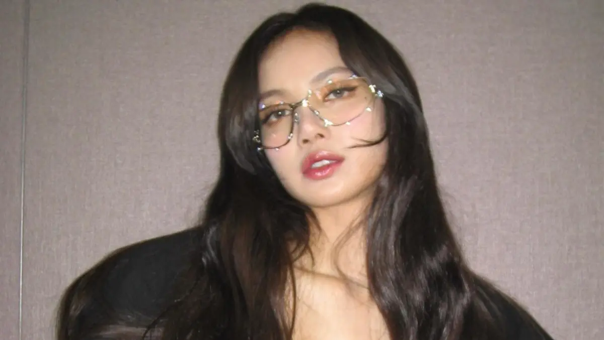 ▲Lisa飛往巴黎準備演出瘋馬秀，一句話疑似回應爭議。（圖／翻攝自LISA IG）