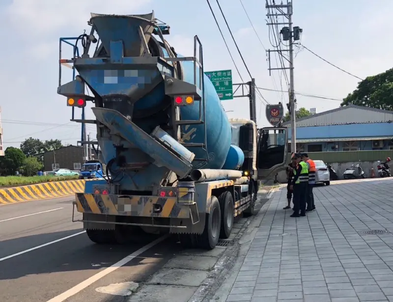 ▲防止大型車意外事故發生高市警局積極結合高雄(市)區兩區監理所執行監警聯合稽查，針對預拌混凝士、載運砂石、土方等大型車超載、違反管制路線等交通違規強化攔檢稽查。（圖／高市交通大隊提供）