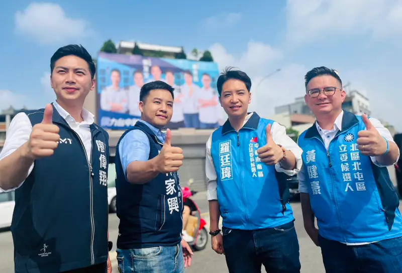 ▲台中市4位青年立委參選人並喊出口號「侯力台中新秀」,希望展現與最強母雞合體氣勢。(圖/林家興提供,2023.09.25)