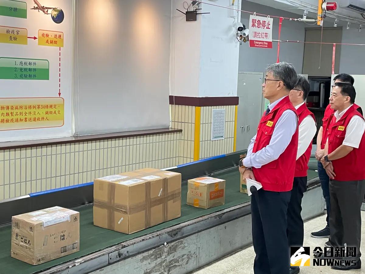 ▲農業部代理部長今（25）日前往台北郵件處理中心視察，了解非洲豬瘟檢疫情況，會前接受媒體聯訪。（圖／記者林志怡攝，2023.09.25）
