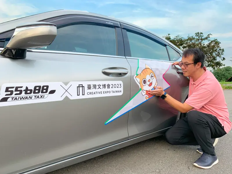 ▲55688多元司機簡大哥表示，自己平常就有關注動漫，能將台灣特有的動漫IP【小貓巴克里】貼在車上、行駛在路上讓更多人看到，能以行動相挺台灣文化感到自豪。（圖／55688提供）