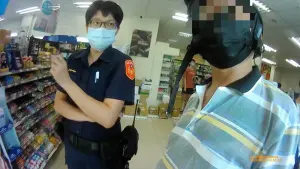 警方到場了解情況後,耐心向劉男解說詐騙案例,疑劉男遭到詐騙。(圖/嘉義縣警察局中埔分局提供) ▲警方到場了解情況後,耐心向劉男解說詐騙案例,疑劉男遭到詐騙。(圖/嘉義縣警察局中埔分局提供)