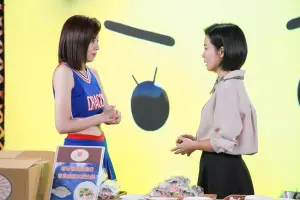 陳仙梅找到親生女兒王瞳(圖/民視提供) ▲陳仙梅(右)在劇中終於找到親生女兒王瞳。(圖/民視提供)
