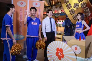 王瞳(右一)《市井豪門》教郭忠祐(左一)、傅子純(左二)、黃文星(右二)跳啦啦隊舞蹈。 ▲王瞳(右起)在《市井豪門》教黃文星、傅子純、郭忠祐跳啦啦隊。(圖/民視提供)