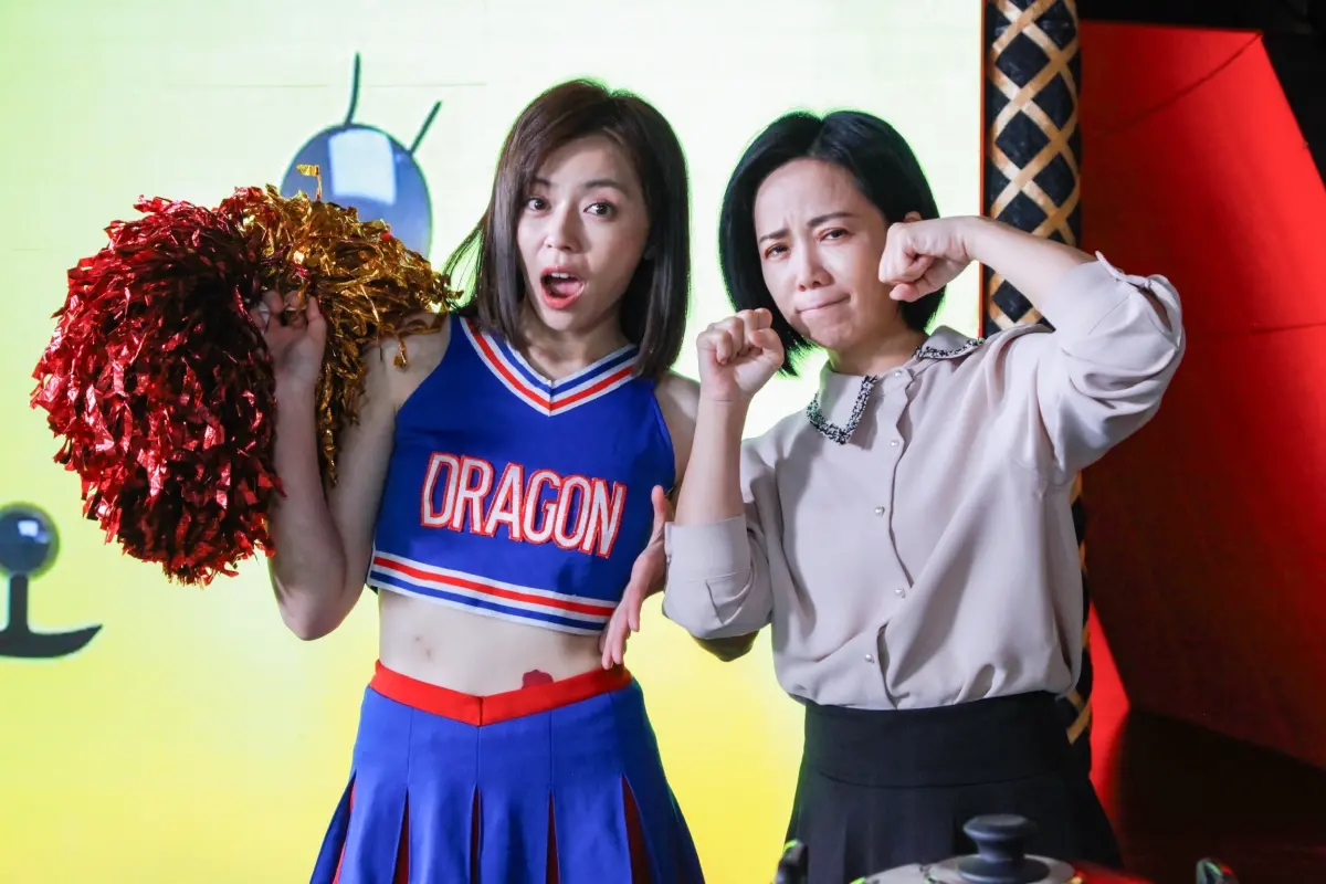 ▲王瞳（左）在《市井豪門》為跳啦啦隊舞節食瘦身3天，且和劇中媽媽陳仙梅相認。（圖／民視提供）