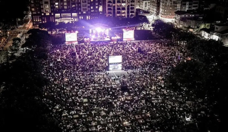 ▲2025台中爵士音樂節今（17）日起登場，將連續10天盛大舉行，圖為往年盛況，可看到滿滿人潮坐滿台中市民廣場草地。（圖／台中市政府提供）